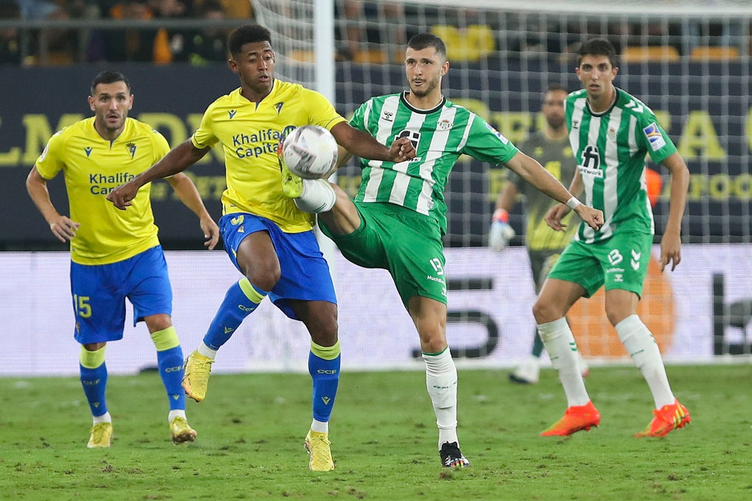 El Betis no puede con un mejorado Cádiz El Betis no puede con un mejorado Cádiz