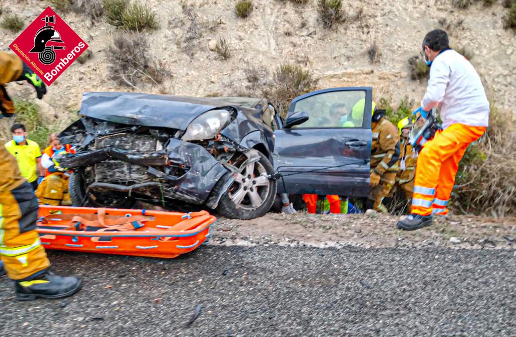Se estrella un coche con seis personas, entre ellas cuatro menores, en una cuneta de la AP-7 Se estrella un coche con seis personas, entre ellas cuatro menores, en una cuneta de la AP-7