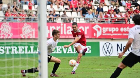 Iván Casado, jugador del Real Murcia, contra el Real Unión de Irún en el Enrique Roca