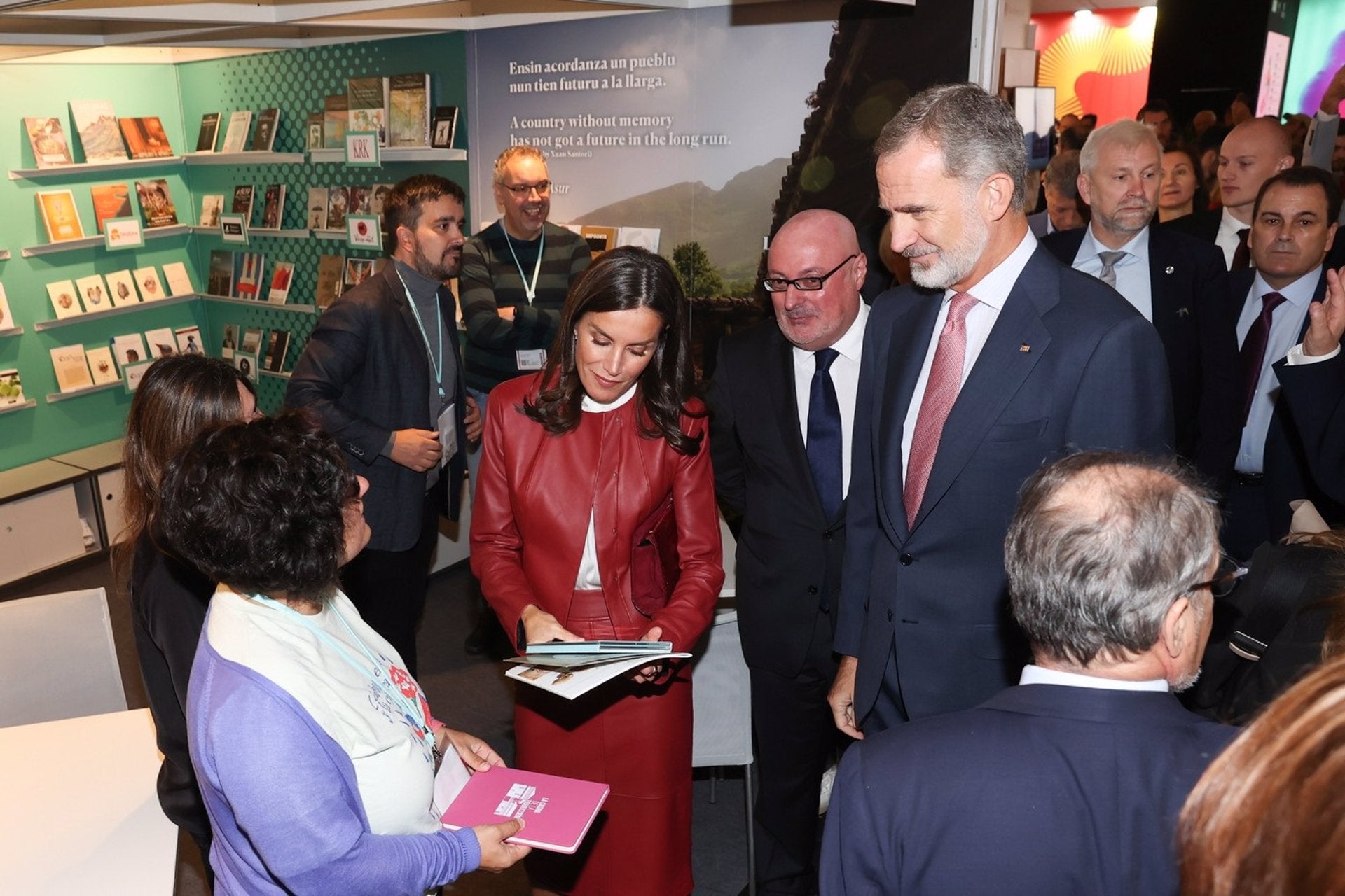La Reina Letizia recibe en Fránkfurt un disco con las 40 mejores canciones de la música en asturiano La Reina Letizia recibe en Fránkfurt un disco con las 40 mejores canciones de la música en asturiano