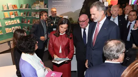 La Reina Letizia recibe en Fránkfurt un disco con las 40 mejores canciones de la música en asturiano La Reina Letizia recibe en Fránkfurt un disco con las 40 mejores canciones de la música en asturiano