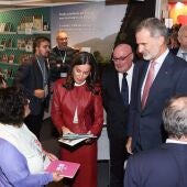 La Reina Letizia recibe en Fránkfurt un disco con las 40 mejores canciones de la música en asturiano