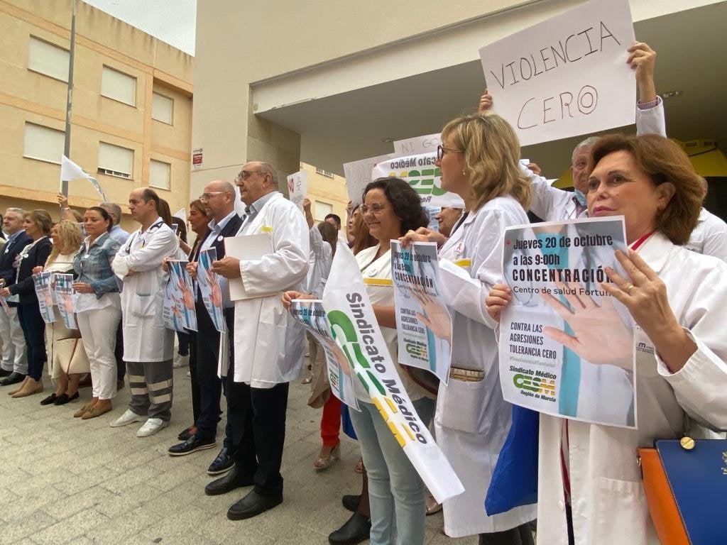 Los médicos se manifiestan contra las agresiones a los sanitarios Los médicos se manifiestan contra las agresiones a los sanitarios