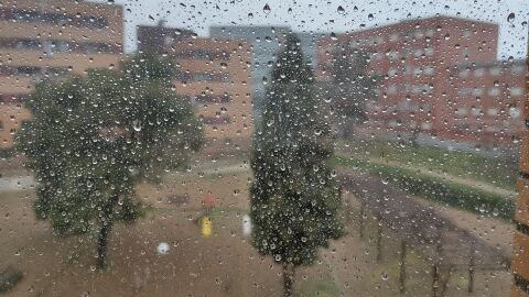 Archivo - Gotas de lluvia en una ventana. 