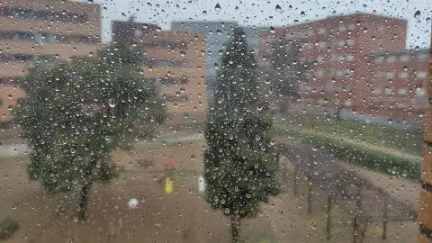 Archivo - Gotas de lluvia en una ventana. Archivo - Gotas de lluvia en una ventana.