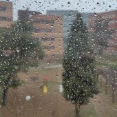 Archivo - Gotas de lluvia en una ventana. 