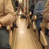 Muchos pasajeros de un Avant de esta mañana han tenido que ir de pie o sentados en el suelo Muchos pasajeros de un Avant de esta mañana han tenido que ir de pie o sentados en el suelo