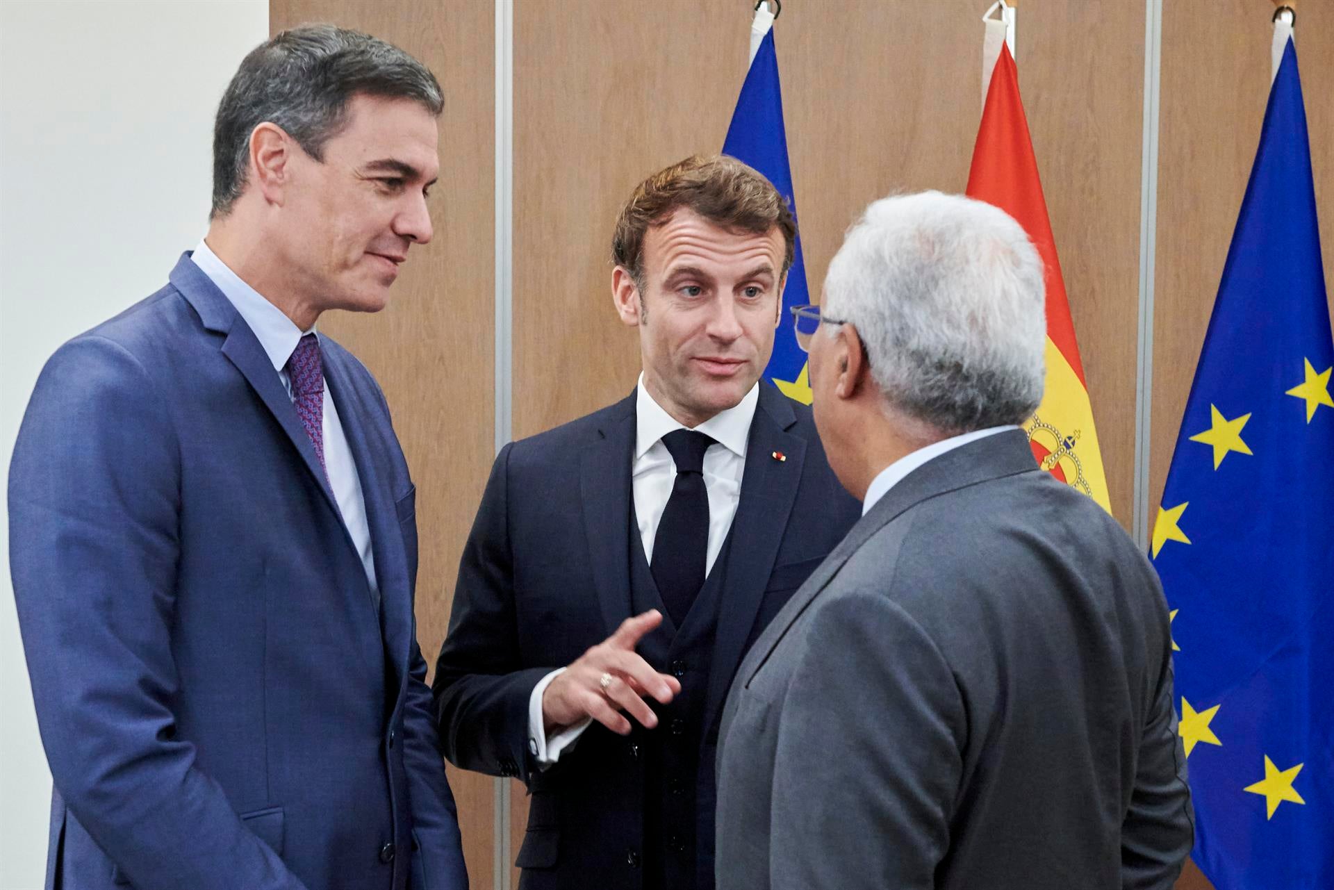 Pedro Sánchez anuncia un acuerdo para sustituir el MidCat por un nuevo proyecto llamado 'Corredor de Energía Verde' Pedro Sánchez anuncia un acuerdo para sustituir el MidCat por un nuevo proyecto llamado 'Corredor de Energía Verde'