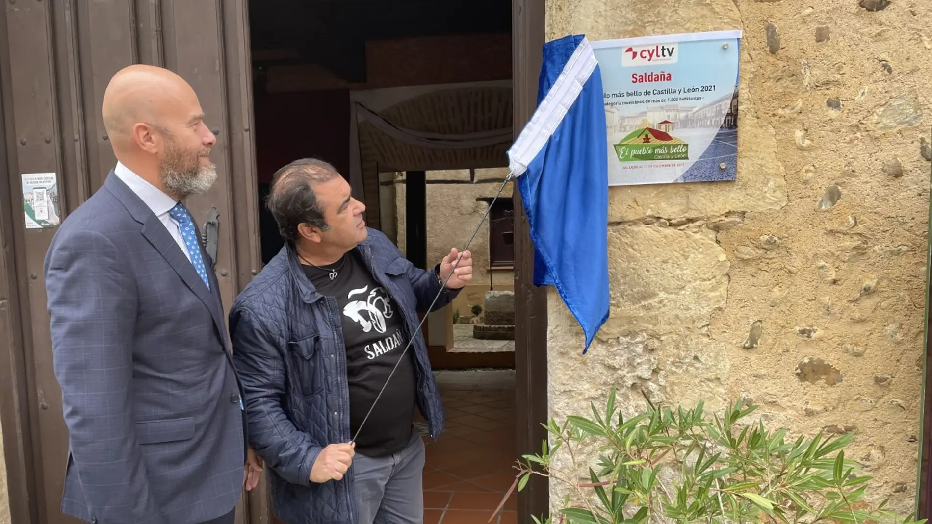 Saldaña descubre la placas que le acreditan como ‘El pueblo más bello de Castilla y León’ 2021
