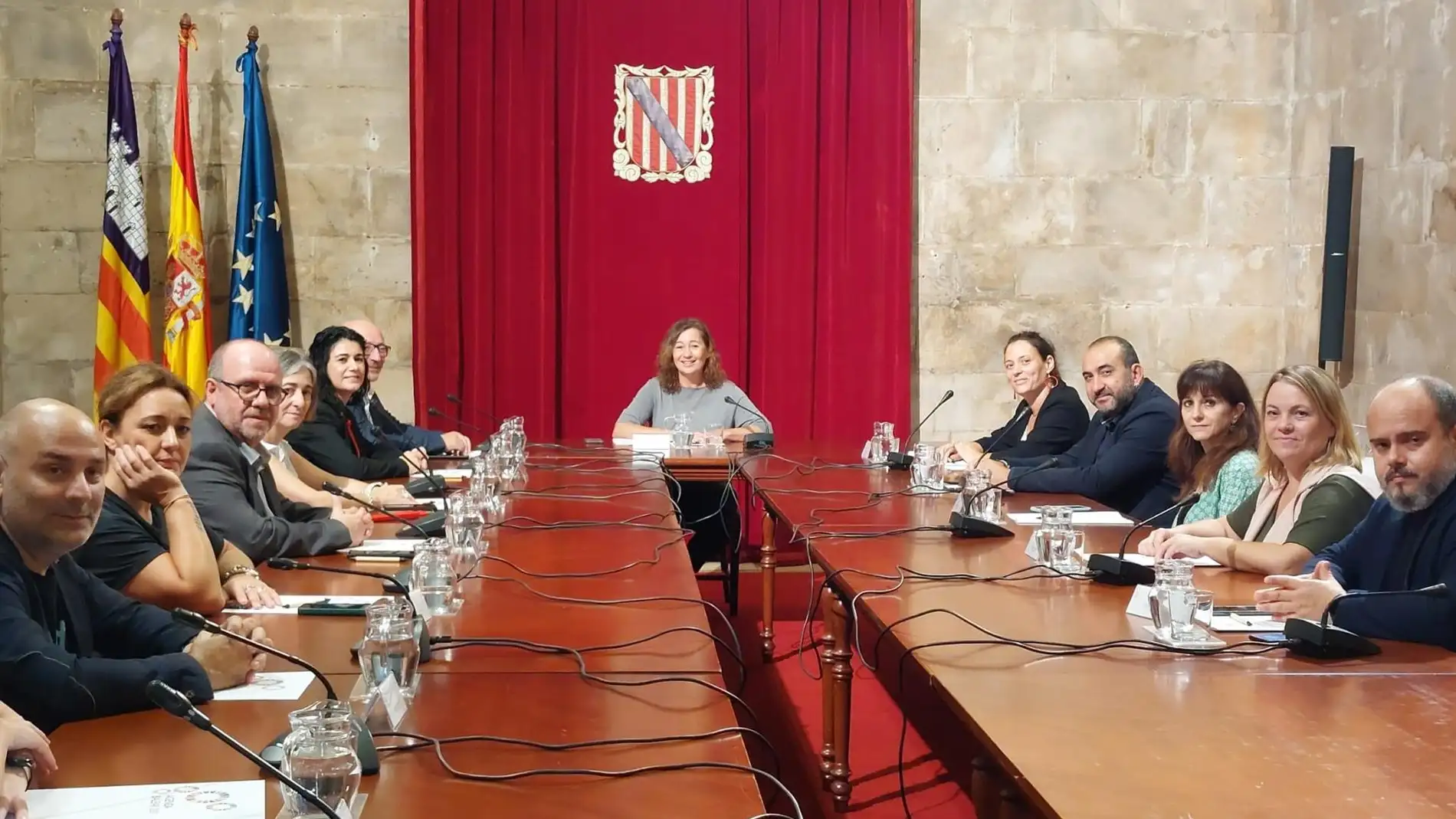 La presidenta del Govern, Francina Armengol, acompañada de la directora general de Trabajo y Salud Laboral, Virginia Abraham, se reúne con los secretarios generales de CCOO de Baleares, Comunitat Valenciana y Cataluña.