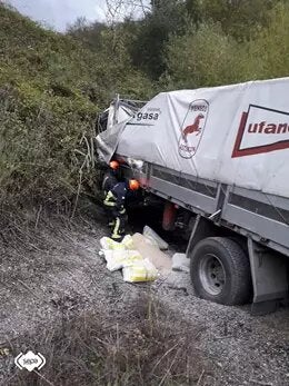 Un transportista, herido tras chocar contra un terraplén en la AP66 Un transportista, herido tras chocar contra un terraplén en la AP66
