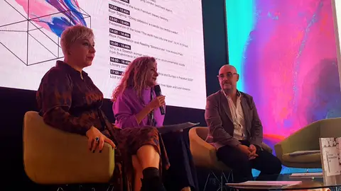 Escola de Letras da Deputación preséntase na Feira do Libro de Frankfurt Inma López Silva, Carmela Silva e Francisco Castro