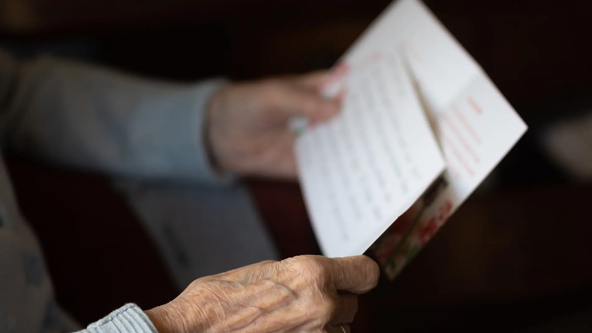 Una persona mayor lee una carta en una imagen de archivo/ Pixabay