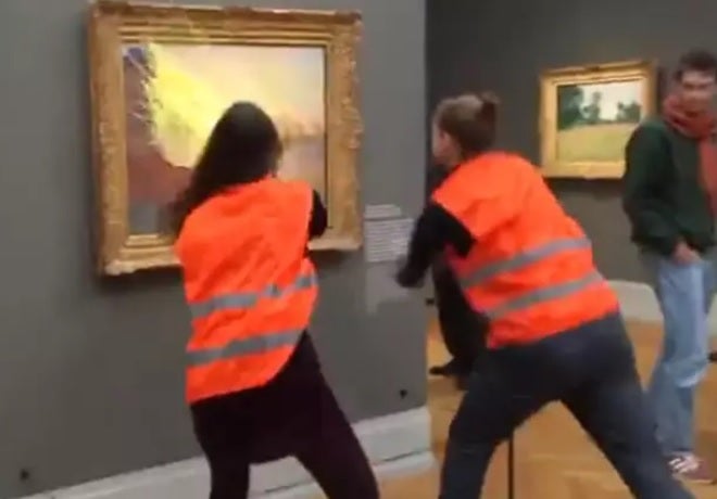 Dos activistas contra el cambio climático destrozan un cuadro de Monet al lanzarle puré de patata Dos activistas contra el cambio climático destrozan un cuadro de Monet al lanzarle puré de patata