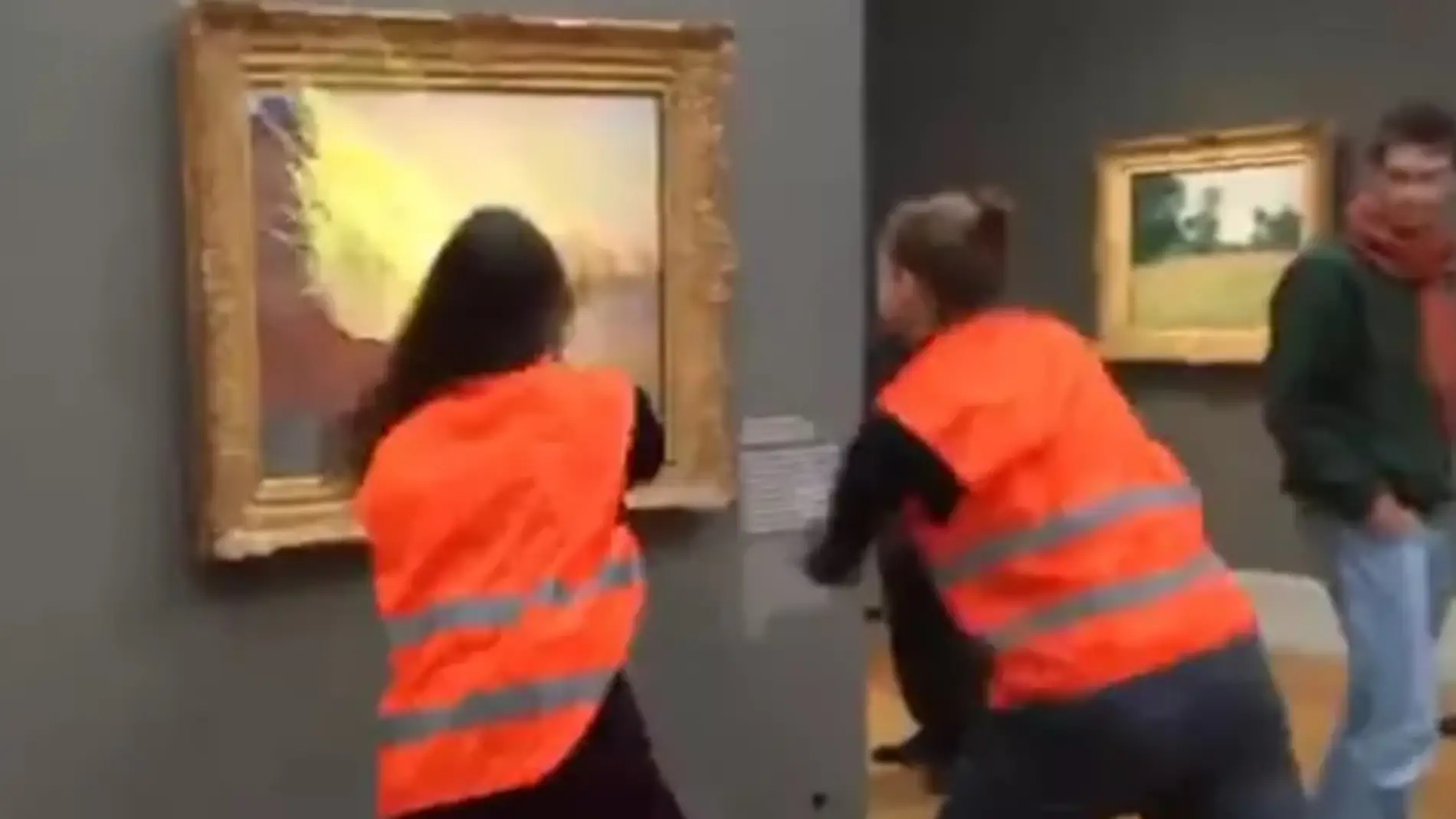 Activistas lanzan puré de patata contra un cuadro de Claude Monet
