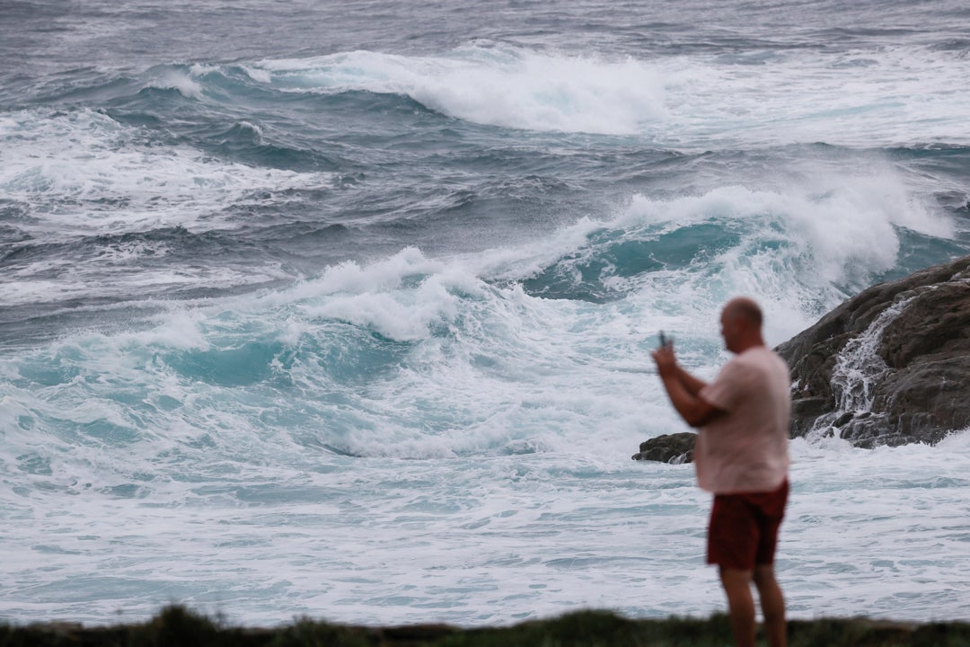 La borrasca Beatrice pone en alerta a doce comunidades por fuertes vientos, intensas lluvias y olas de ocho metros La borrasca Beatrice pone en alerta a doce comunidades por fuertes vientos, intensas lluvias y olas de ocho metros