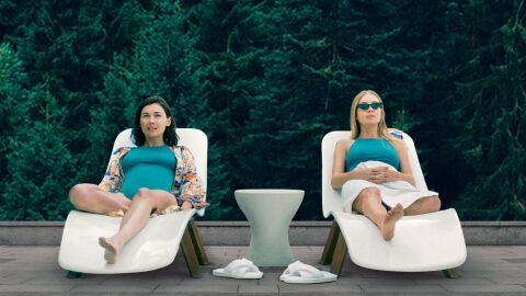 Imagen promocional de la pel&iacute;cula 'Ed&eacute;n', de Estefan&iacute;a Cort&eacute;s, con Marta Nieto (i) y Charlotte Vega (d)