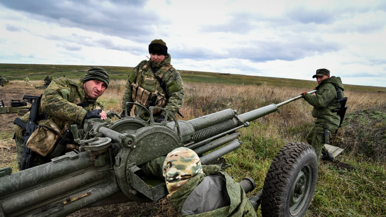 Reclutas rusos asisten a un entrenamiento militar en un campo de entrenamiento en el sur de Rusia.
