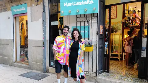 Sergio Gamisans y Vicky Pinar, copropietarios de la tienda Maricastaña, en la Plaça de la Mercè de Palma Sergio Gamisans y Vicky Pinar, copropietarios de la tienda Maricastaña, en la Plaça de la Mercè de Palma