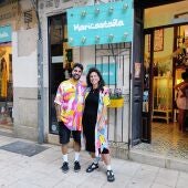 Sergio Gamisans y Vicky Pinar, copropietarios de la tienda Maricastaña, en la Plaça de la Mercè de Palma