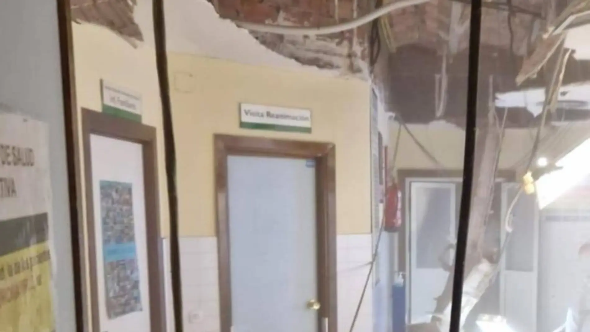 Satse reclama el cese de Dirección Económica del Área de Salud de Badajoz tras la caída de parte de un techo del Materno