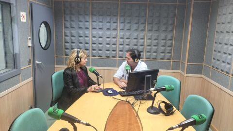 La presidenta del Puerto, Pilar Miranda, durante su entrevista en los estudios de Onda Cero Huelva