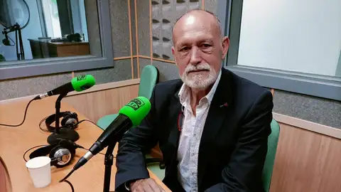 El presidente de AIQBE; José Luis Menéndez, en los estudios de Onda Cero Huelva El presidente de AIQBE; José Luis Menéndez, en los estudios de Onda Cero Huelva