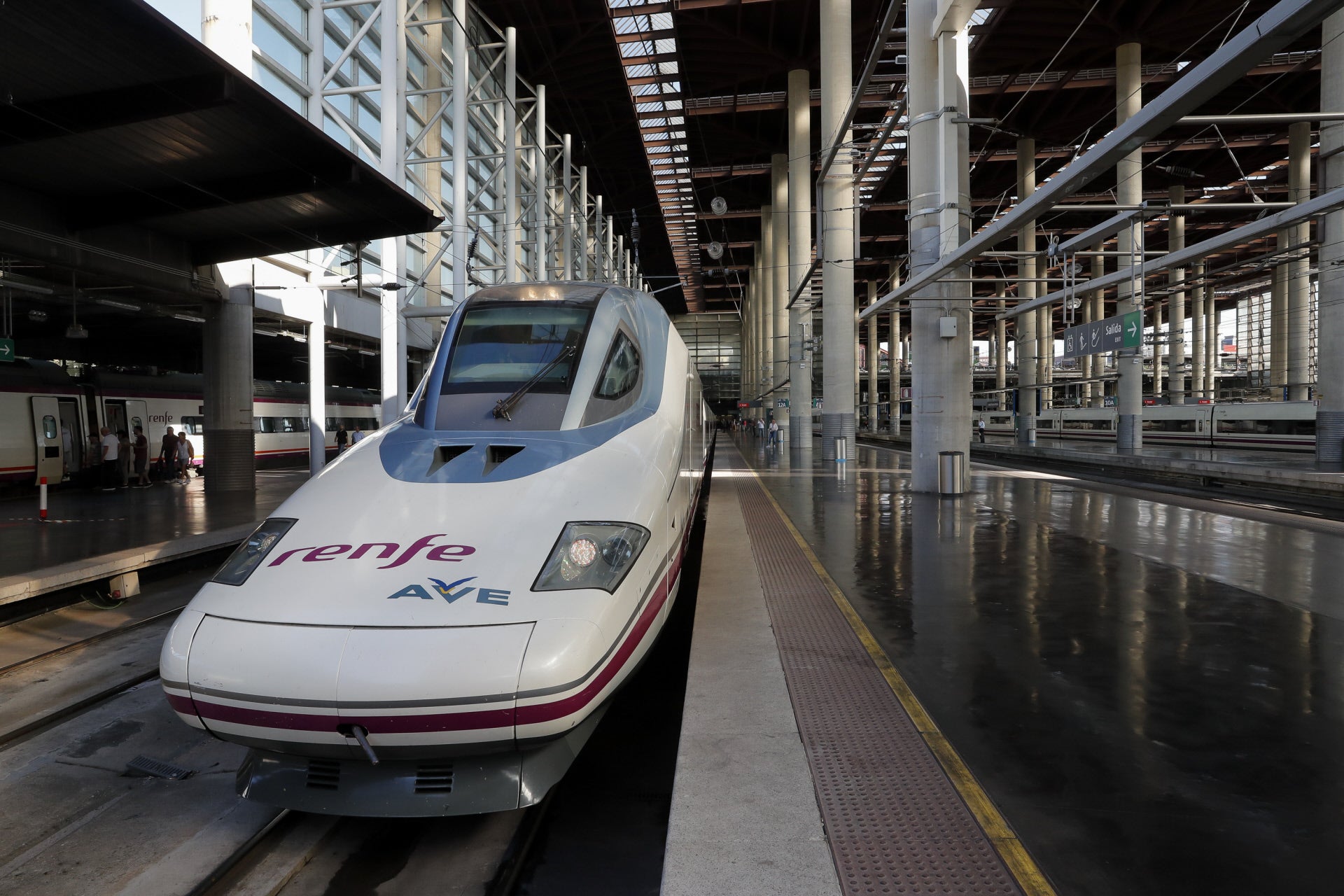 Condenan a 11 jóvenes a pagar a Renfe más de 7.500 euros por el retraso provocado por su fiesta en el tren Condenan a 11 jóvenes a pagar a Renfe más de 7.500 euros por el retraso provocado por su fiesta en el tren
