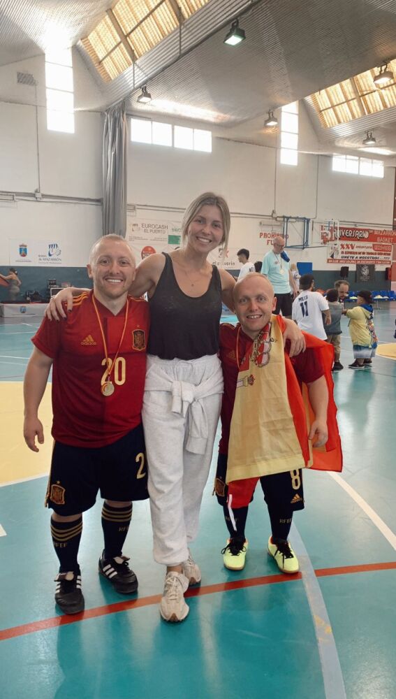 Los hermanos Pablo, Alicia y Juan Serrano Torres, en el pabellón de Mazarrón donde se disputó la final del Europeo 2022 de fútbol sala para tallas bajas