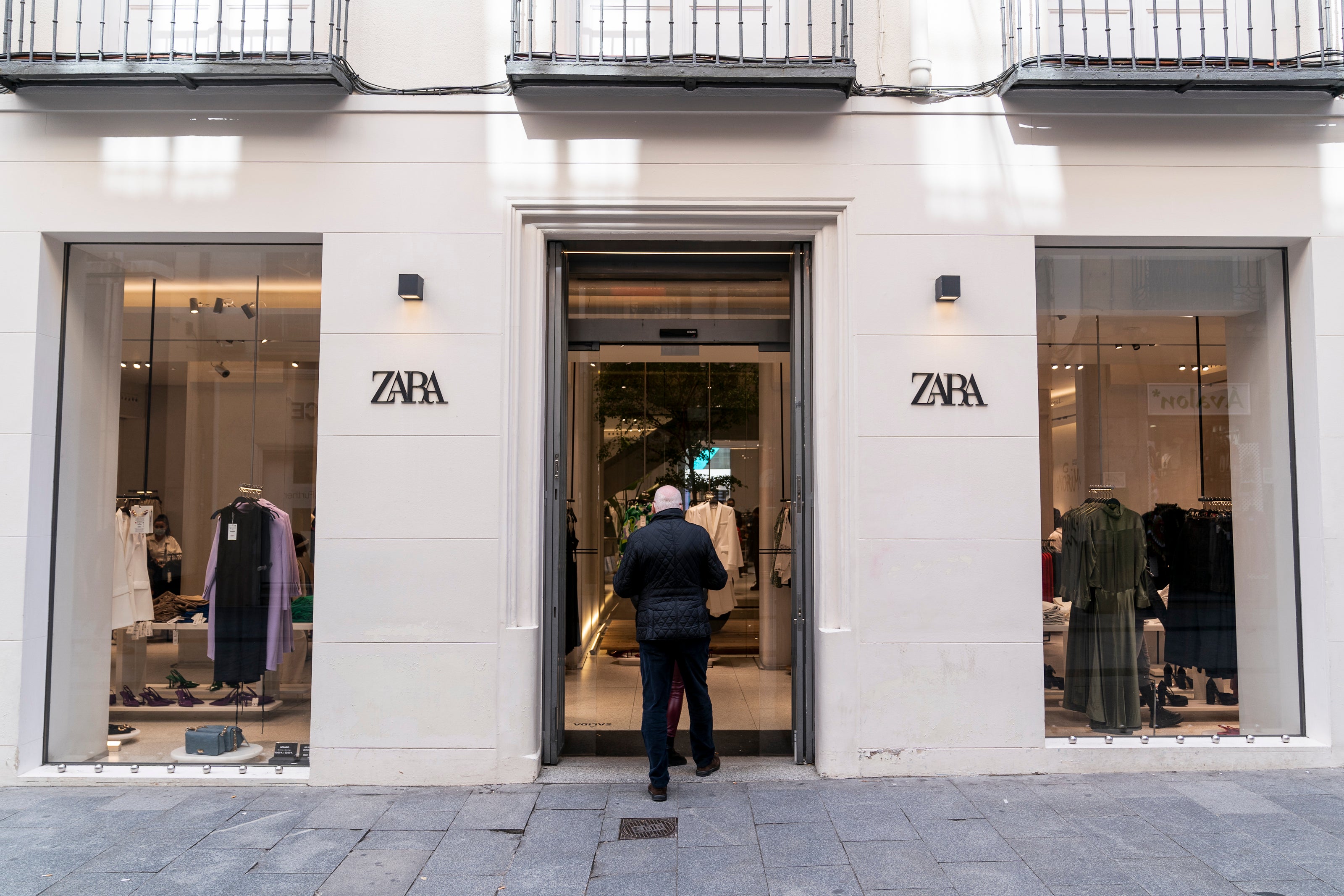 Inditex acuerda con los sindicatos un salario mínimo fijo a todos los trabajadores de sus tiendas Inditex acuerda con los sindicatos un salario mínimo fijo a todos los trabajadores de sus tiendas