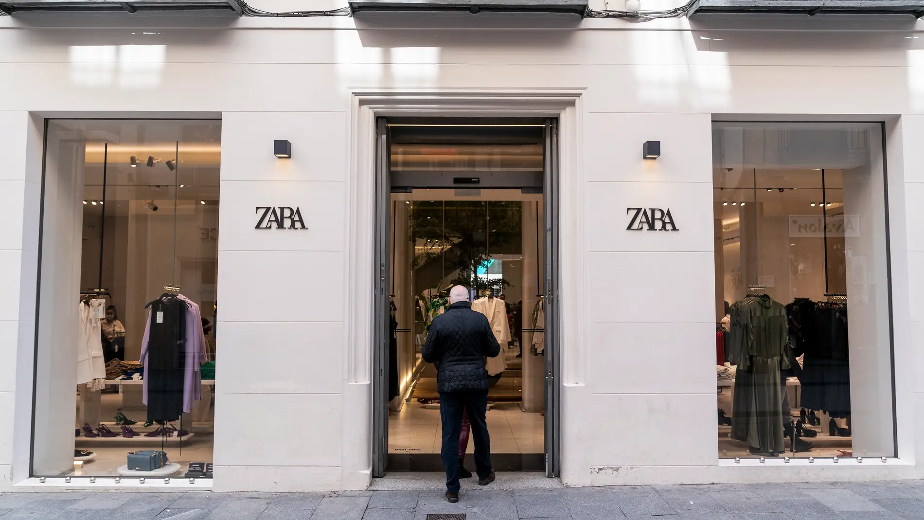 Un hombre entra en una tienda Zara en Madrid (España).