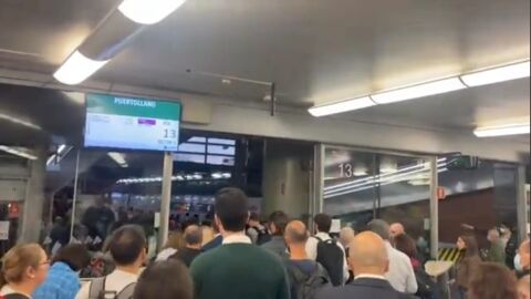 Usuarios accediendo esta tarde a la vía del tren en Atocha