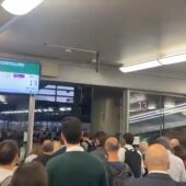 Usuarios accediendo esta tarde a la vía del tren en Atocha