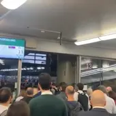 Usuarios accediendo esta tarde a la vía del tren en Atocha Usuarios accediendo esta tarde a la vía del tren en Atocha