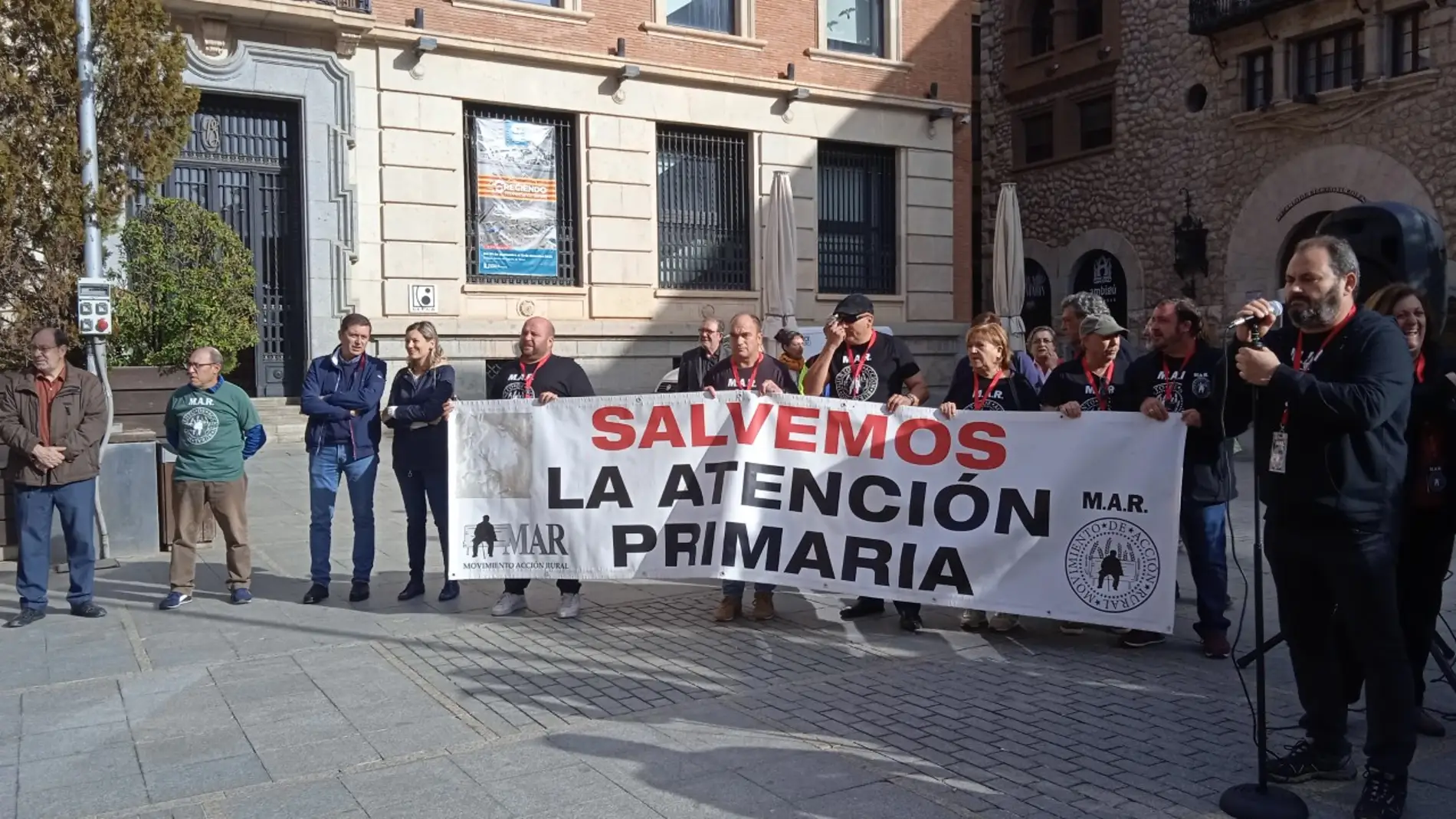 Miembros del Movimiento de Acción Rural en la Plaza de San Juan de Teruel