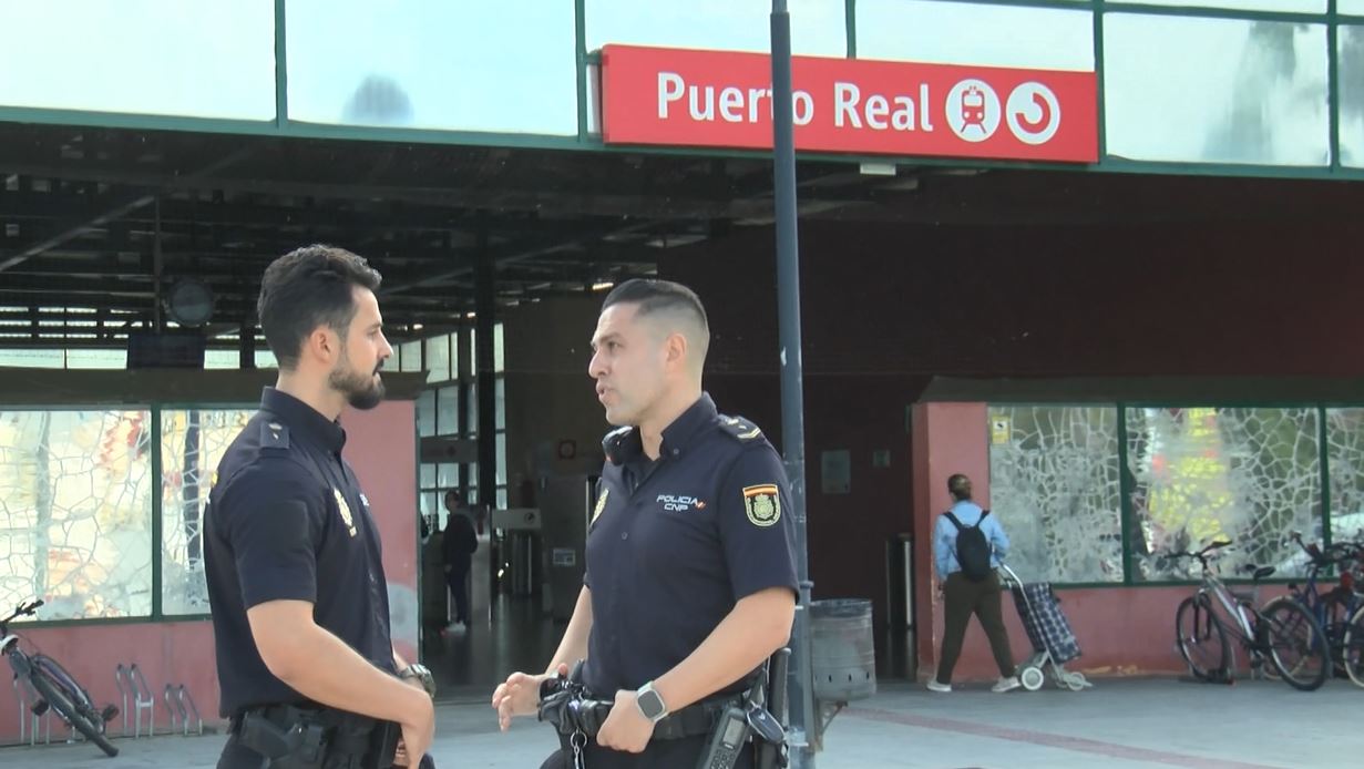 Antonio y Héctor, los policías que evitaron un arrollamiento en Puerto Real: "Nos dejamos llevar por el instinto y la humanidad" Antonio y Héctor, los policías que evitaron un arrollamiento en Puerto Real: "Nos dejamos llevar por el instinto y la humanidad"
