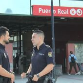 Los agentes Antonio Artacho y Héctor Ayala, en la estación de Puerto Real