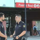 Los agentes Antonio Artacho y Héctor Ayala, en la estación de Puerto Real Los agentes Antonio Artacho y Héctor Ayala, en la estación de Puerto Real