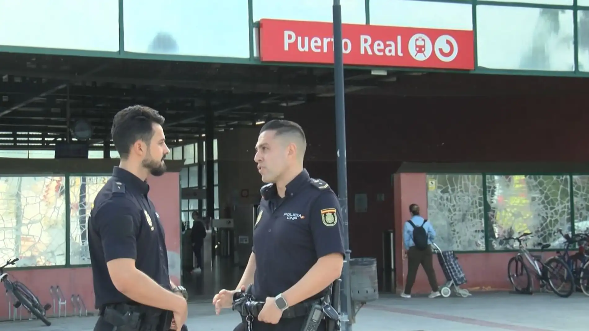 Los agentes Antonio Artacho y Héctor Ayala, en la estación de Puerto Real