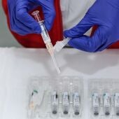 Una enfermera prepara algunas dosis de la vacuna de la gripe 