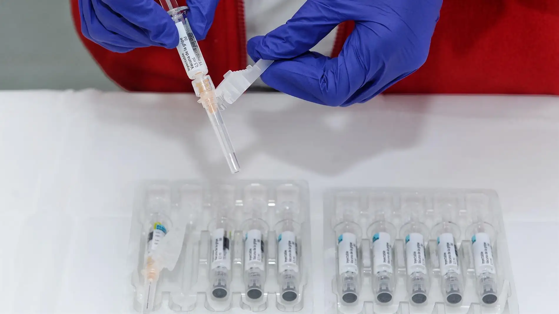 Una enfermera prepara algunas dosis de la vacuna de la gripe 