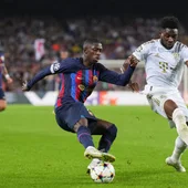 Dembelé controla un balón ante un jugador del Bayern Dembelé controla un balón ante un jugador del Bayern