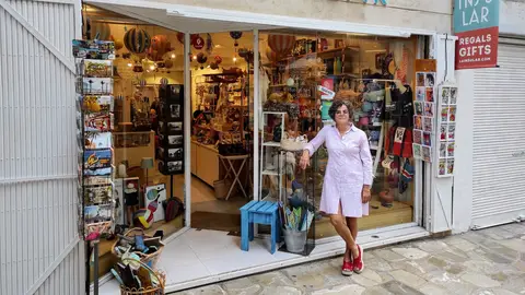 Paz Talens, propietaria de la tienda de regalos y souvenir 'La Insular' en Carrer de l'Argenteria, número 8, de Palma Paz Talens, propietaria de la tienda de regalos y souvenir 'La Insular' en Carrer de l'Argenteria, número 8, de Palma