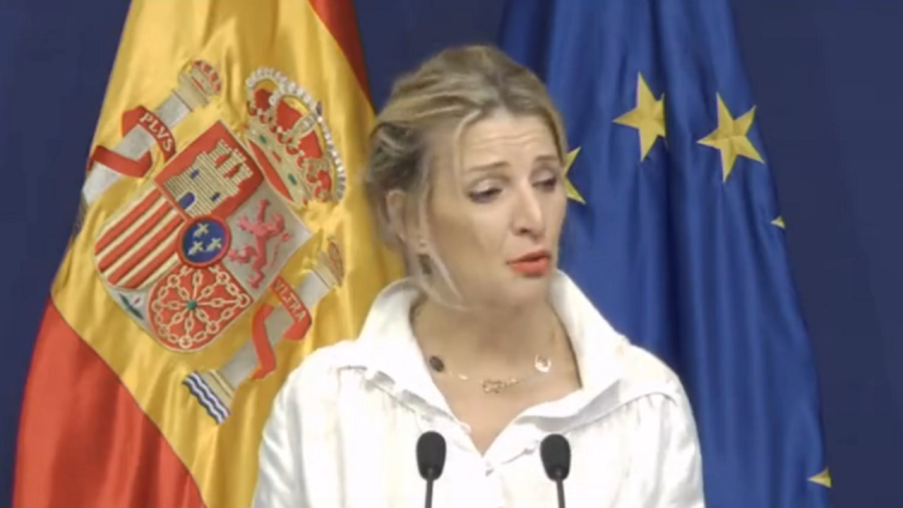 Yolanda Díaz, entre lágrimas: "Les pido disculpas y a partir de hoy eliminamos del Ministerio de Trabajo el libro de la infamia" Yolanda Díaz, entre lágrimas: "Les pido disculpas y a partir de hoy eliminamos del Ministerio de Trabajo el libro de la infamia"