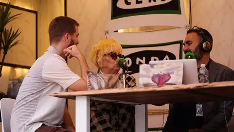 El director Jordi Núñez y la vedette y actriz Rosita Amores charlan con David Martos durante la edición especial de Kinótico en la Mostra de València El director Jordi Núñez y la vedette y actriz Rosita Amores charlan con David Martos durante la edición especial de Kinótico en la Mostra de València