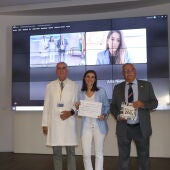 Cristina Fierro recoge el premio trabajo fin de de grado del Colegio de enfermería