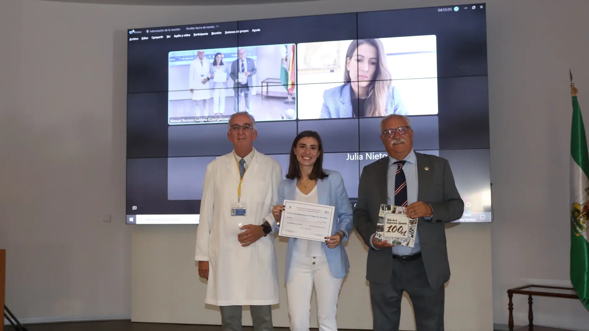 Cristina Fierro recoge el premio trabajo fin de de grado del Colegio de enfermería
