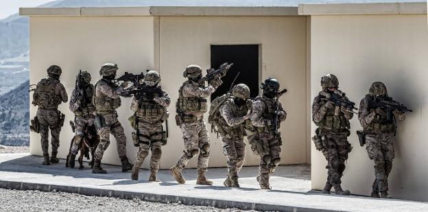 Muere un legionario en el vuelco de un vehículo militar durante unas maniobras Muere un legionario en el vuelco de un vehículo militar durante unas maniobras