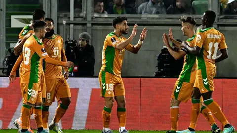 Los jugadores del Betis celebran el gol de Fekir en el Ludogorets Arena. Los jugadores del Betis celebran el gol de Fekir en el Ludogorets Arena.