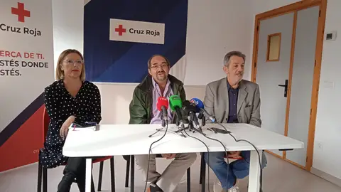 Los responsables de Cruz Roja durante la rueda de prensa en la que han anunciado el cierre del centro de día CRUZ ROJA